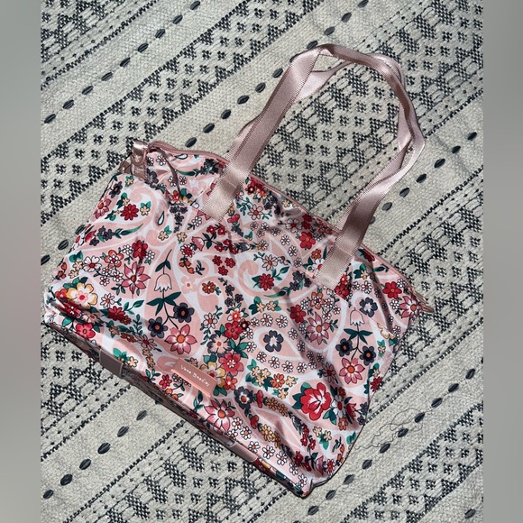 Vera Bradley Women's Recycled Lighten Up Reactive Travel Tote Travel Bag - Picture 4 of 9